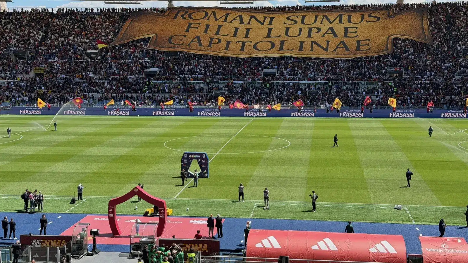 Tifosi della AS Roma allo Stadio Olimpico durante una coreografia in Serie A